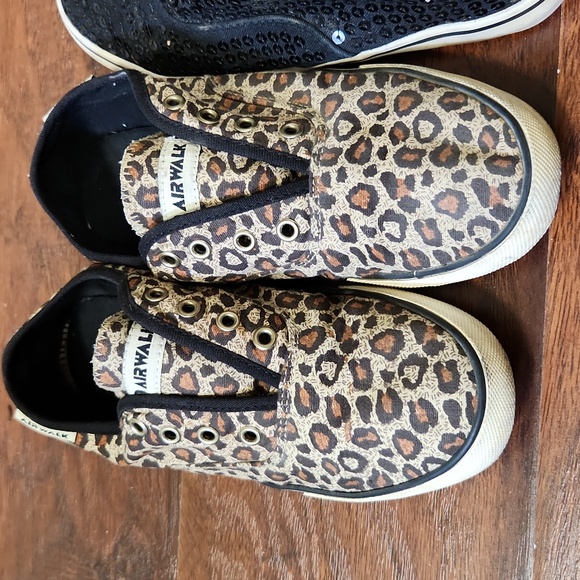 Canvas walking shoes, two pairs - Picture 2 of 6